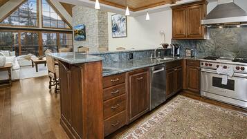 Condo, 4 Bedrooms | Private kitchen | Fridge, oven, coffee/tea maker, toaster