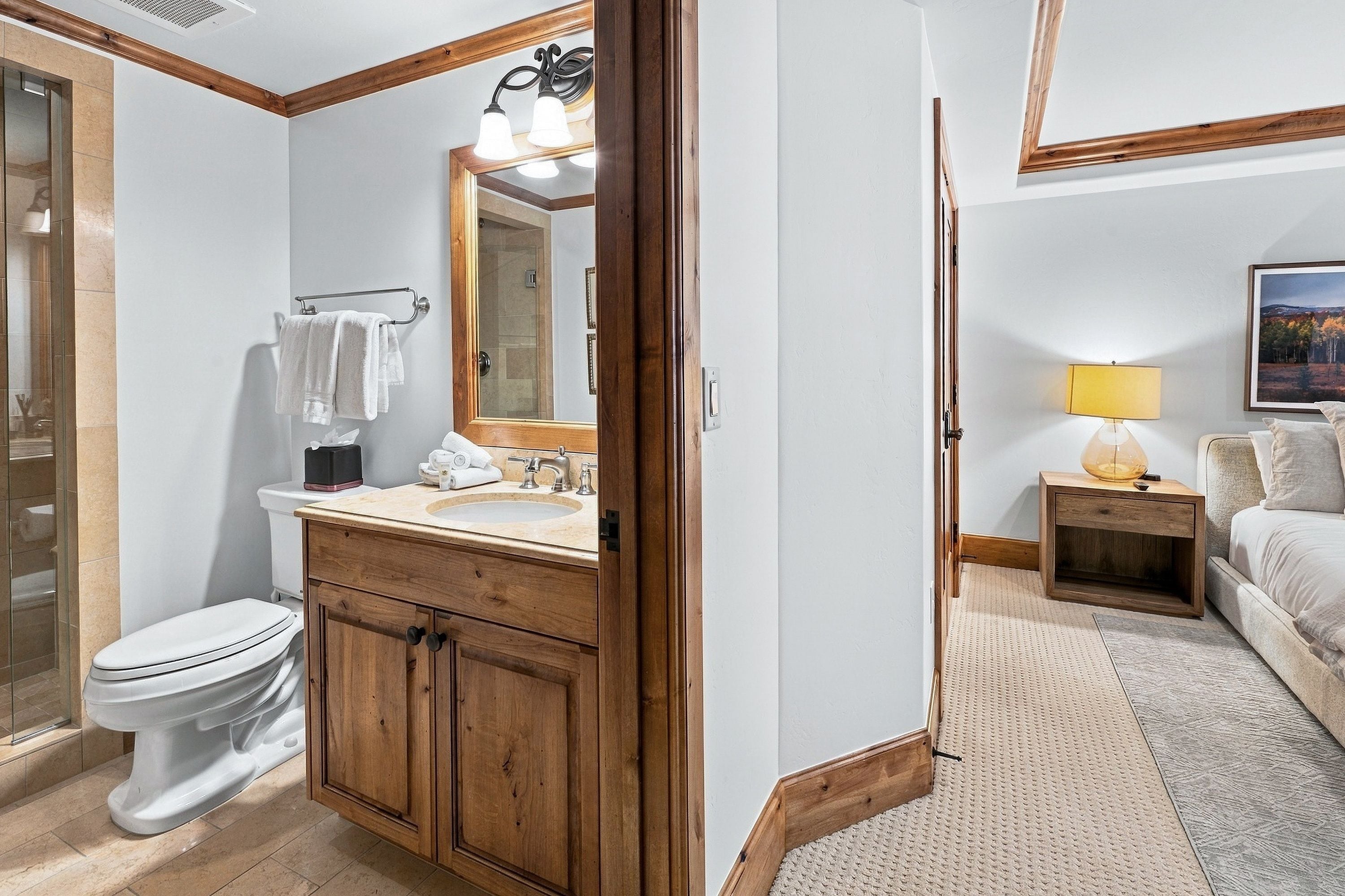 Un bagno con servizi igienici, lavabo e specchio.