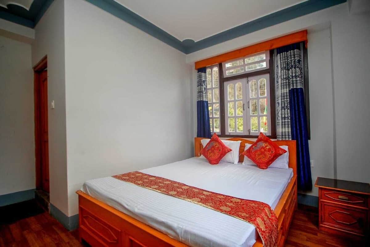 Deluxe Double Room, Mountain View | Desk, laptop workspace, iron/ironing board, free WiFi