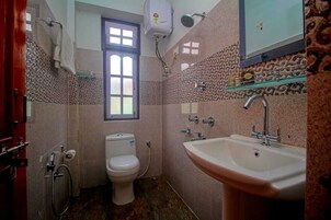 Habitación Deluxe doble, vistas a la montaña | Baño | Ducha, zapatillas, toallas y jabón