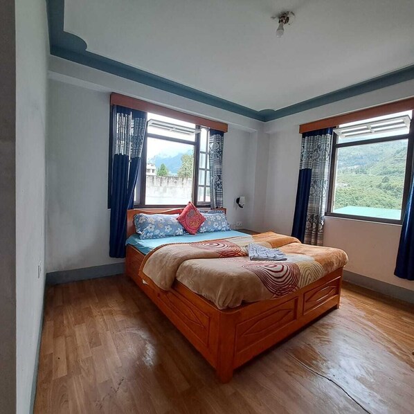 Familien-Doppelzimmer | Schreibtisch, laptopgeeigneter Arbeitsplatz, Bügeleisen/Bügelbrett