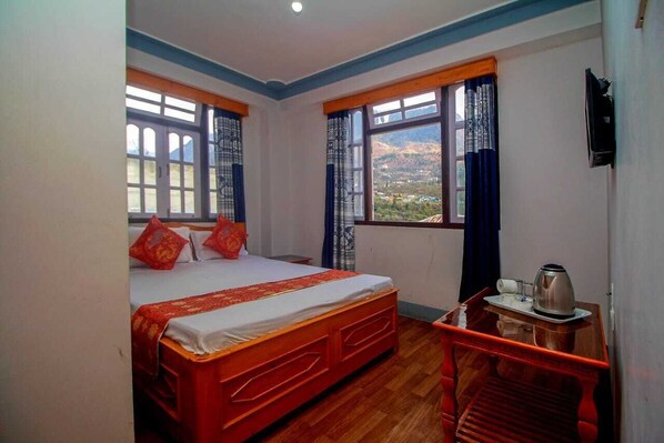 Deluxe Double Room, Mountain View | Desk, laptop workspace, iron/ironing board, free WiFi - Bon Kiputhang (Chungthang)