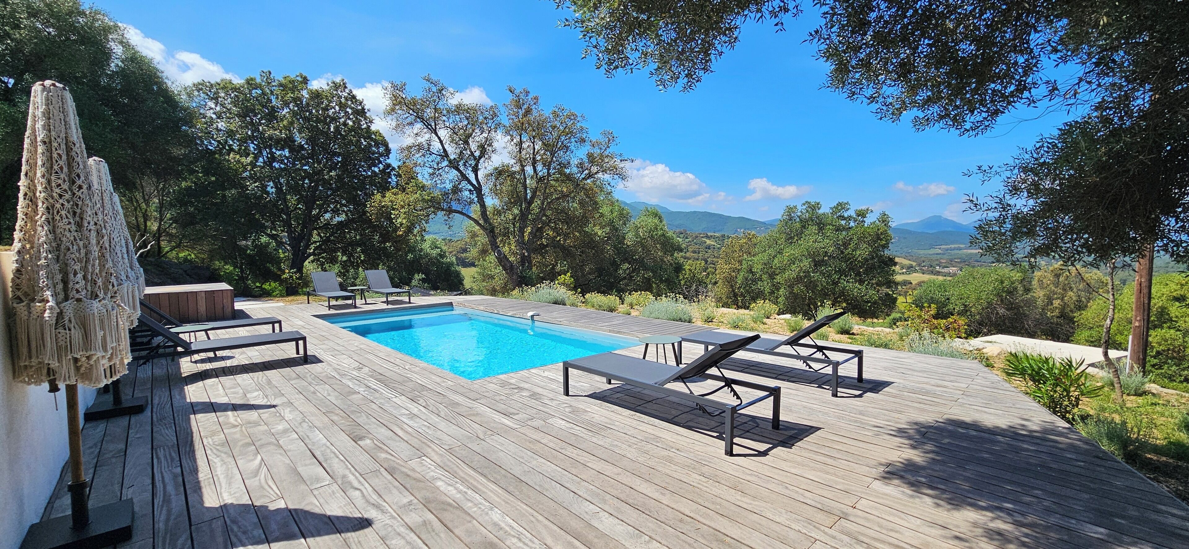 Una piscina al aire libre de temporada