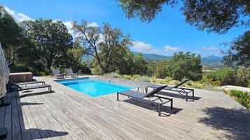 Una piscina al aire libre de temporada