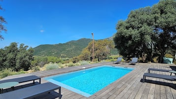 Piscine extérieure (ouverte en saison)