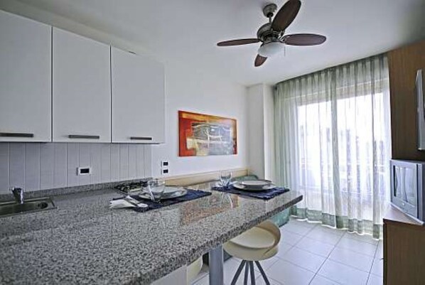 Fridge, microwave, cookware/dishes/utensils, kitchen islands