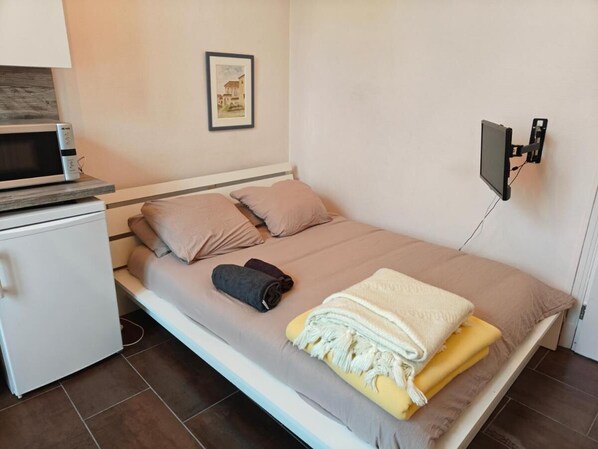 1 bedroom, bed sheets