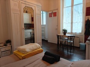 1 bedroom, bed sheets