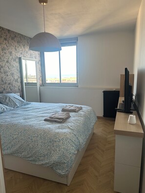 4 bedrooms, desk, iron/ironing board, travel crib