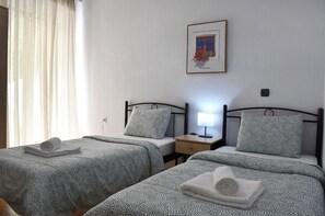 2 bedrooms, desk, iron/ironing board, travel crib - JIM HOUSE THESSALONIKI (Pilea)