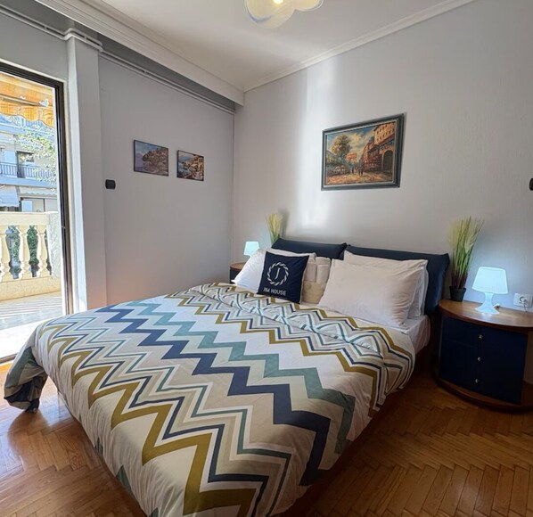 2 soverom, skrivebord, strykejern/-brett og reiseseng for barn