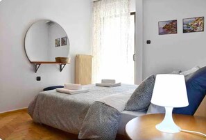 2 Schlafzimmer, Schreibtisch, Bügeleisen/Bügelbrett, Reisekinderbett