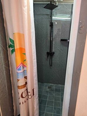 Bidet, Handtücher, Seife, Toilettenpapier