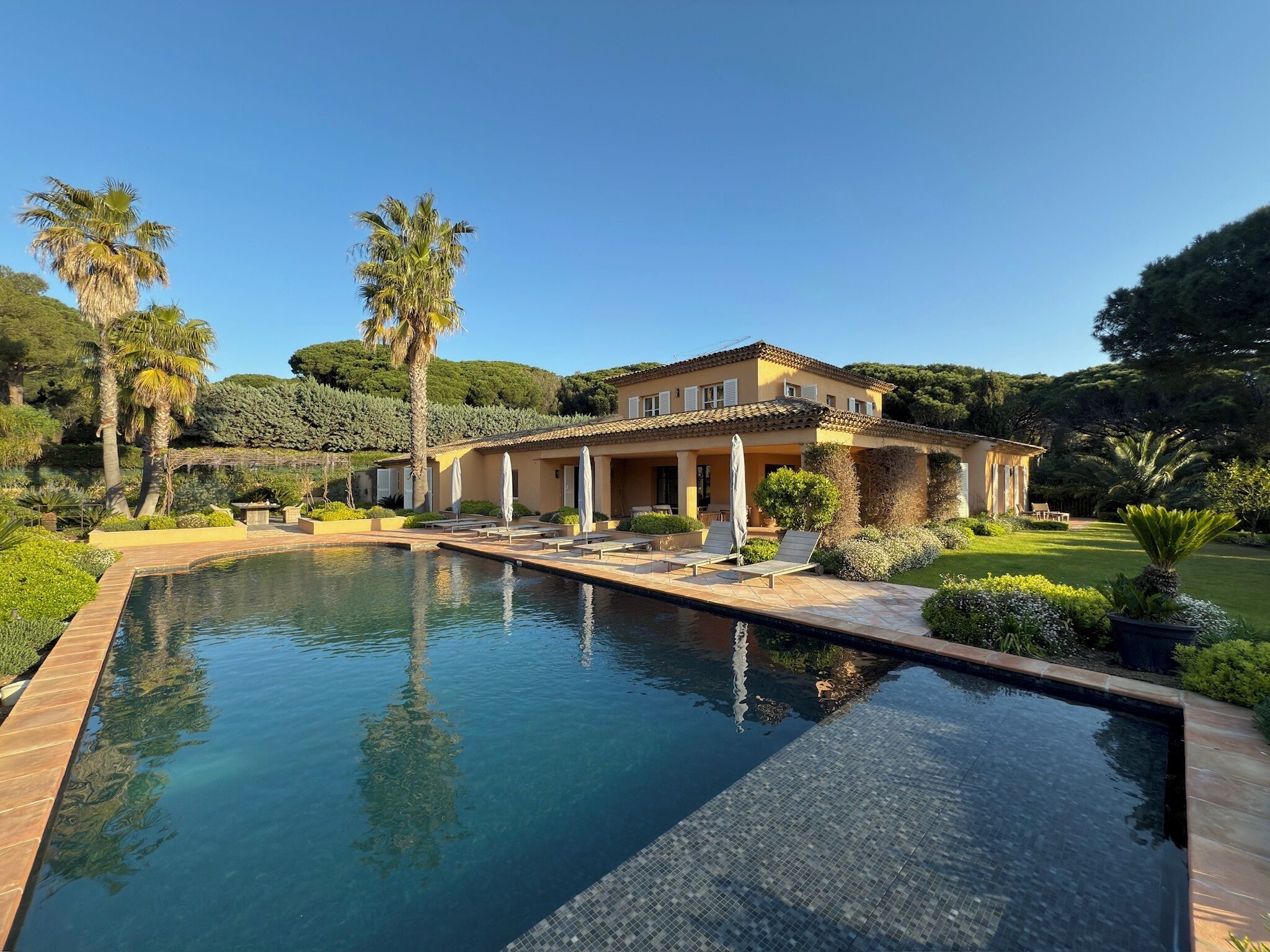 Utendørsbasseng og et oppvarmet basseng