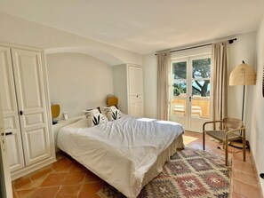 6 bedrooms, desk, iron/ironing board, travel cot - Villa on the Cote d'Azur - sea view and close to the beach (Sainte-Maxime)
