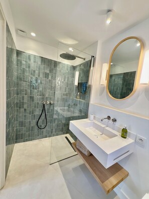 Douche, sèche-cheveux, bidet, serviettes fournies
