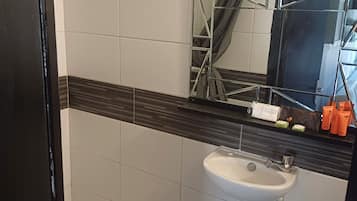 Een douche, handdoeken, toiletpapier