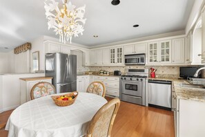 Frigorifero, microonde, lavastoviglie, macchina per tè/caffè