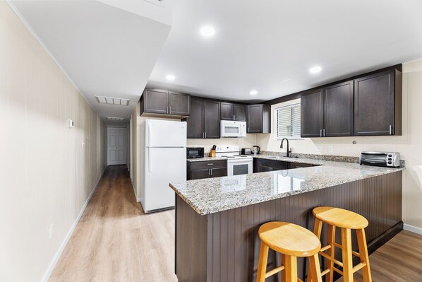 Microwave, dishwasher, coffee/tea maker - 2 Bedroom, 1 Bath, Senior Week and Groups welcome (Ocean City)