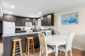 Microwave, dishwasher, coffee/tea maker - 2 Bedroom, 1 Bath, Senior Week and Groups welcome (Ocean City)