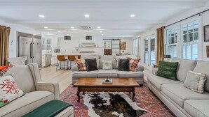 TV, offices - Woodstock Way Ranch on Private Wooded Acres (Woodstock)