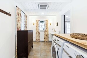 Shower, hair dryer, towels, shampoo - Charming Ranch in the Woods - Woodstock Way (Woodstock)