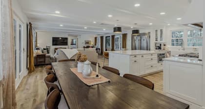 Charming Ranch in the Woods - Woodstock Way