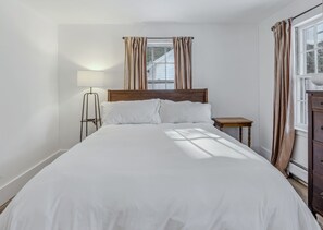 2 bedrooms, iron/ironing board, WiFi, bed sheets - Charming Ranch in the Woods - Woodstock Way (Woodstock)