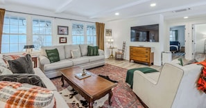 TV, offices - Charming Ranch in the Woods - Woodstock Way (Woodstock)