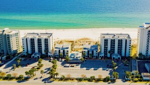 Un hôtel situé en bord de mer, composé de plusieurs immeubles de grande hauteur, doté d’un parking et offrant une vue dégagée sur l’océan.