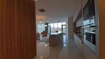 Familie appartement, uitzicht op rivier | Privékeuken | Een koelkast/vriezer, een magnetron, een oven, een kookplaat