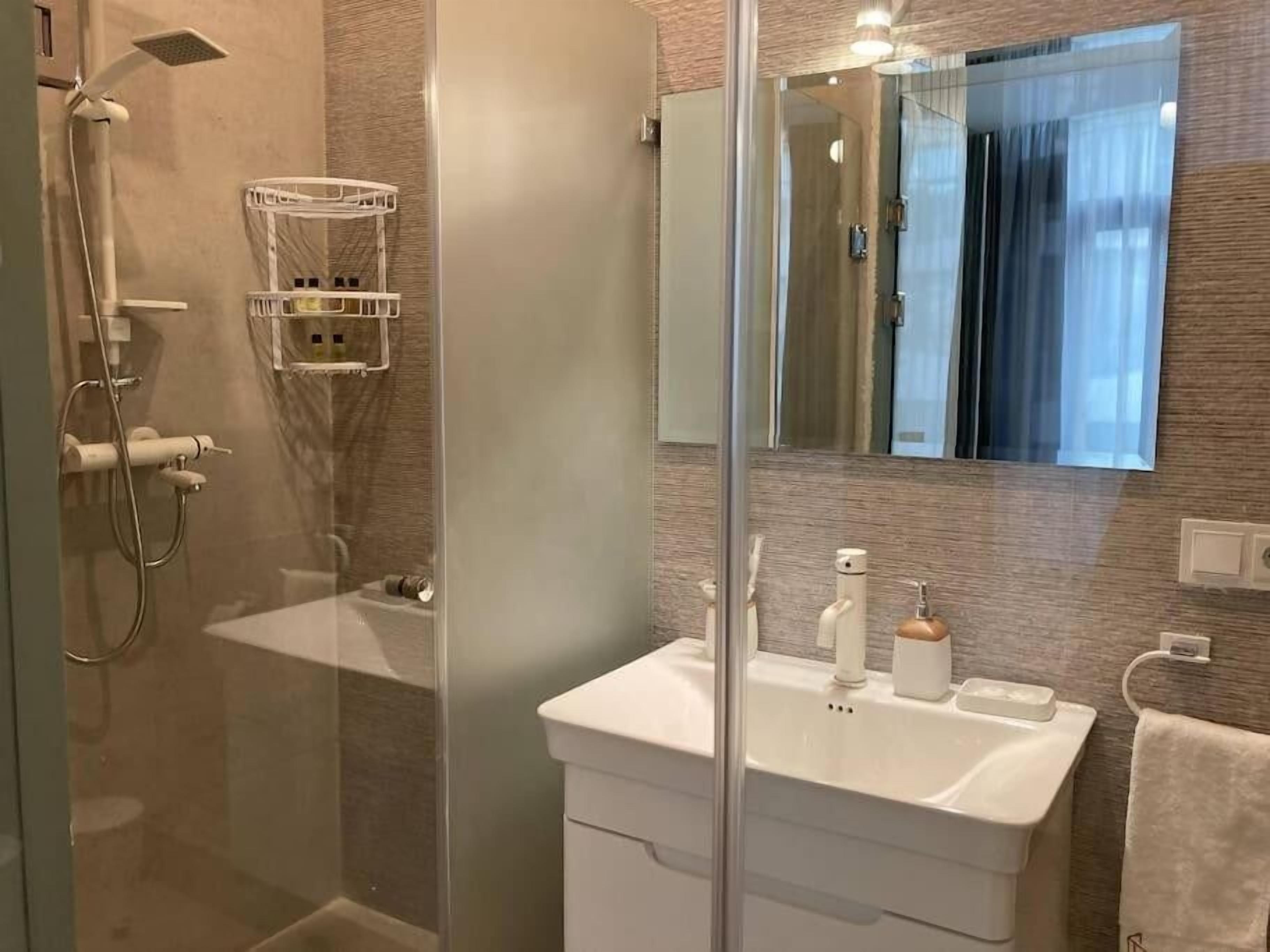 Căn hộ dành cho gia đình, quang cảnh sông | Phòng tắm | Buồng tắm vòi sen, đồ dùng nhà tắm miễn phí, máy sấy tóc 