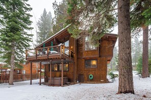 Exterior - Roundridge Retreat - Dollar Point - Hot Tub - 2 Decks - BBQ - Fireplace (Tahoe City)