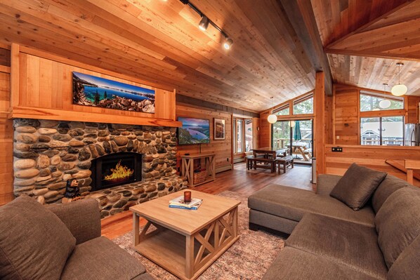 Smart TV, fireplace - Roundridge Retreat - Dollar Point - Hot Tub - 2 Decks - BBQ - Fireplace (Tahoe City)