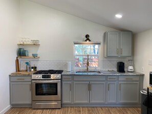 Frigorífico, microondas, horno y placa de cocina