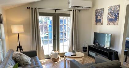 Charming 1-bedroom cottage with WiFi, AC in amazing San Antonio