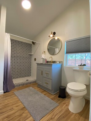 Haartrockner, Handtücher, Seife, Toilettenpapier