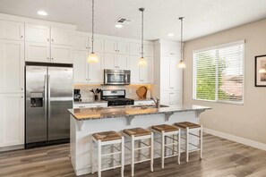 Fridge, microwave, oven, stovetop - Double Retreat: Paradise Village Waterpark, Lazy Rive (Santa Clara)