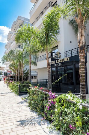 Front of property - Cuni Luxury Hotel (Sarandë)