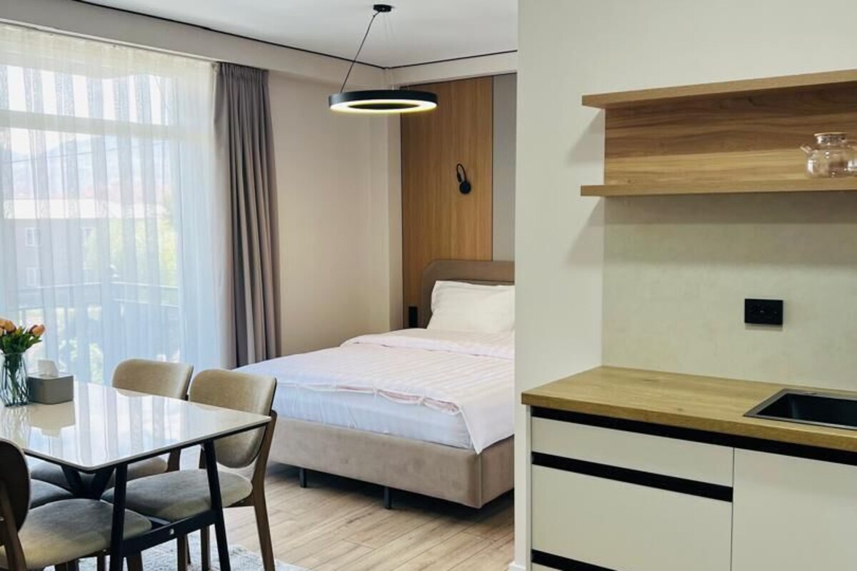 Habitación Deluxe, patio, vista al patio | Ropa de cama de alta calidad y espacio para trabajar con laptop 