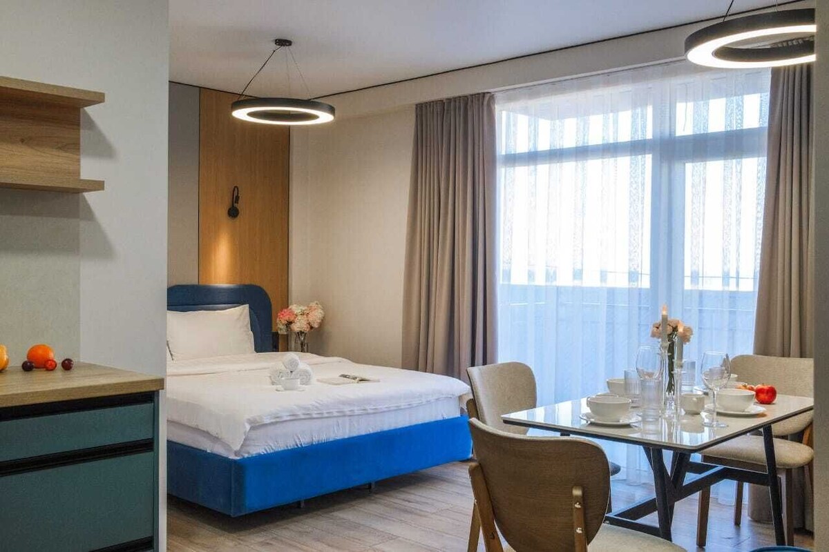 Luxe beddengoed, een laptopwerkplek, verduisterende gordijnen
