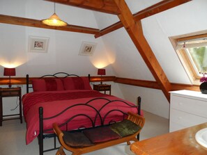 3 bedrooms, iron/ironing board, travel crib, free WiFi - Faurelie Barn Conversion, spacious, bright + cosy! (Bars)