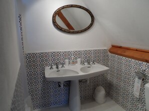 Shower, hair dryer, towels, soap - Faurelie Barn Conversion, spacious, bright + cosy! (Bars)