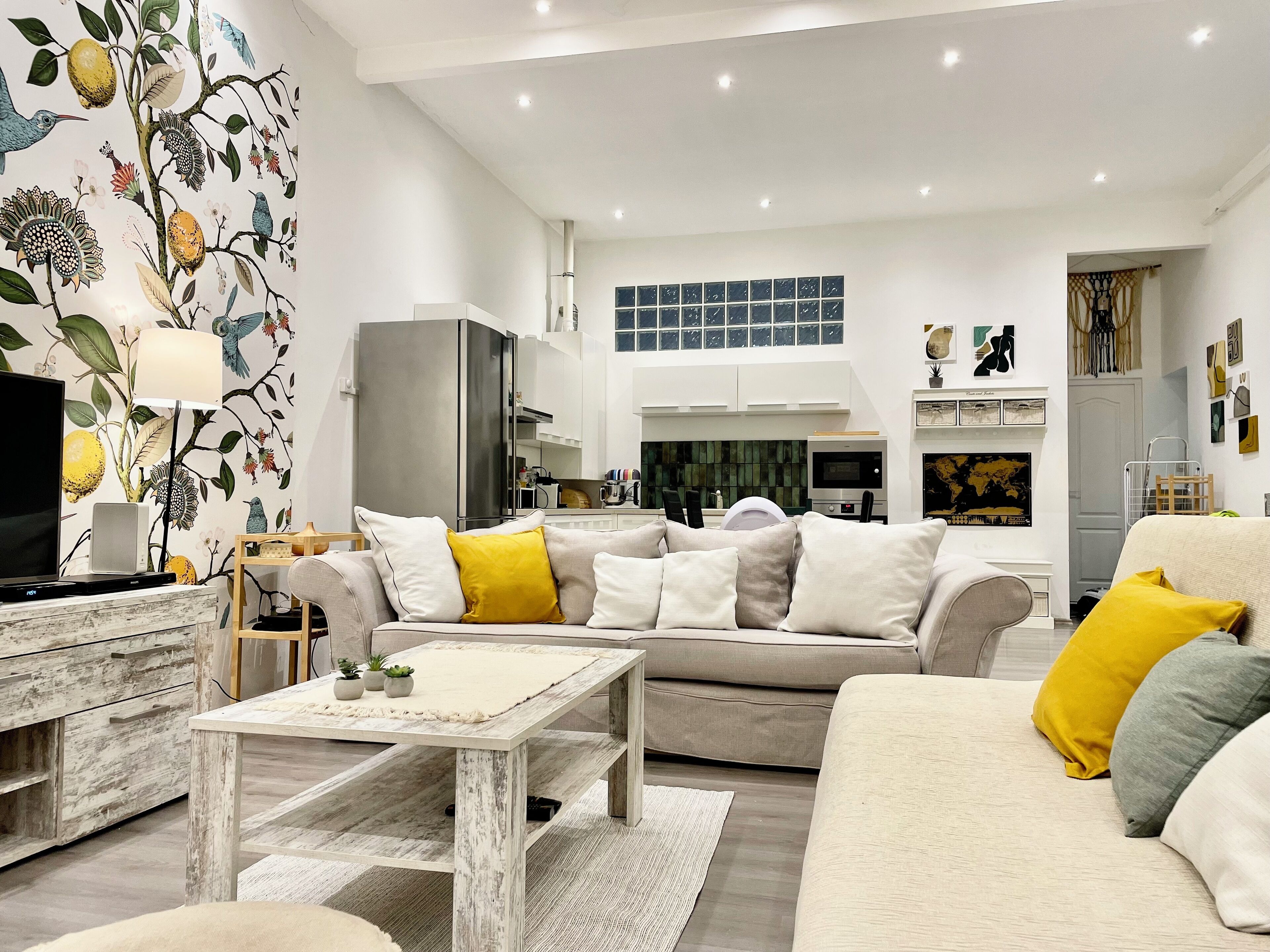 تلفزيون ذكي، مشغل دي في دي، كُتُب