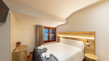 Basic Double or Twin Room, Mountain View | Desk, laptop workspace, free WiFi