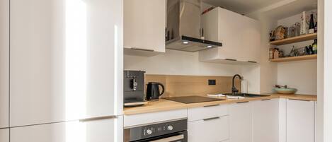 Refrigerador, microondas, horno, placa de cocina