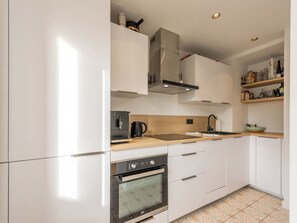 Refrigerador, microondas, horno, placa de cocina