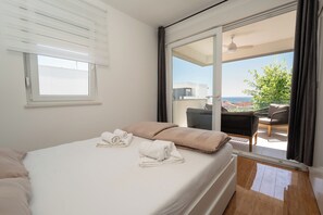 Apartment, 3 Bedrooms, Smoking, Balcony | 4 bedrooms