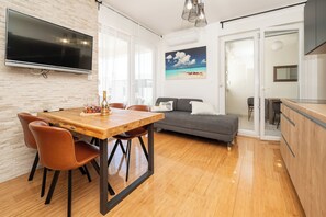 Apartment, 3 Schlafzimmer, Raucher, Balkon | Wohnzimmer