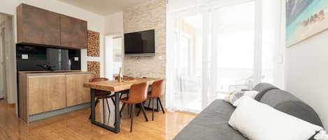 Apartment, 3 Bedrooms, Smoking, Balcony | Living room